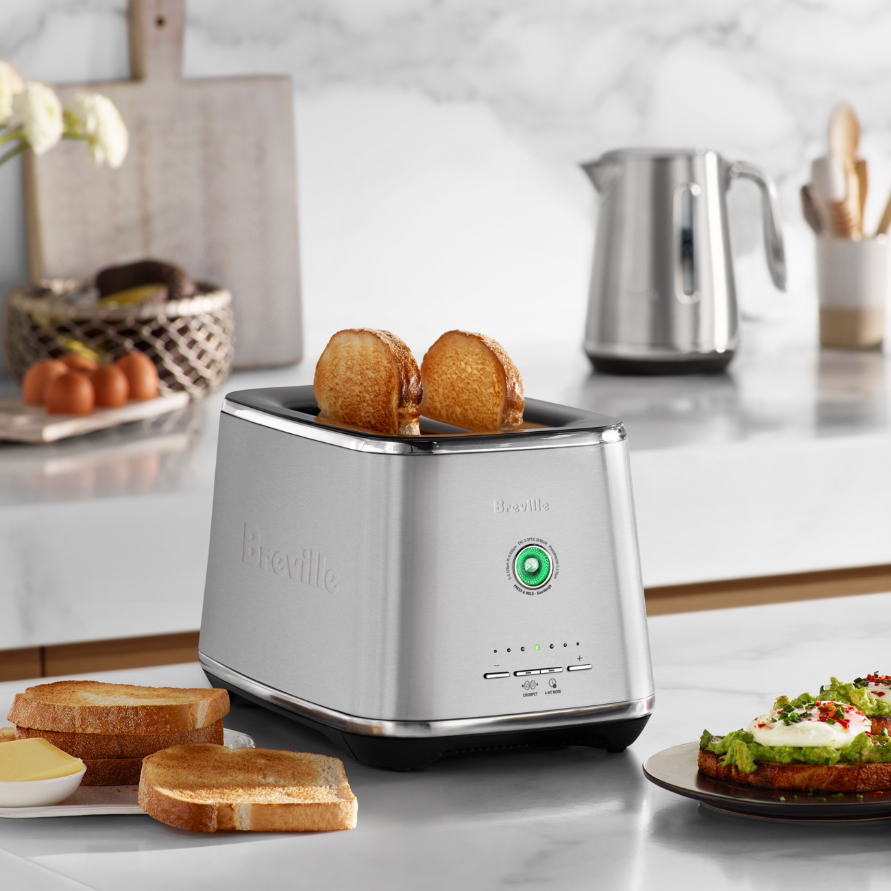 Lifestyle image of the Eye Q™ Auto 2 Slice in colour Brushed Stainless Steel