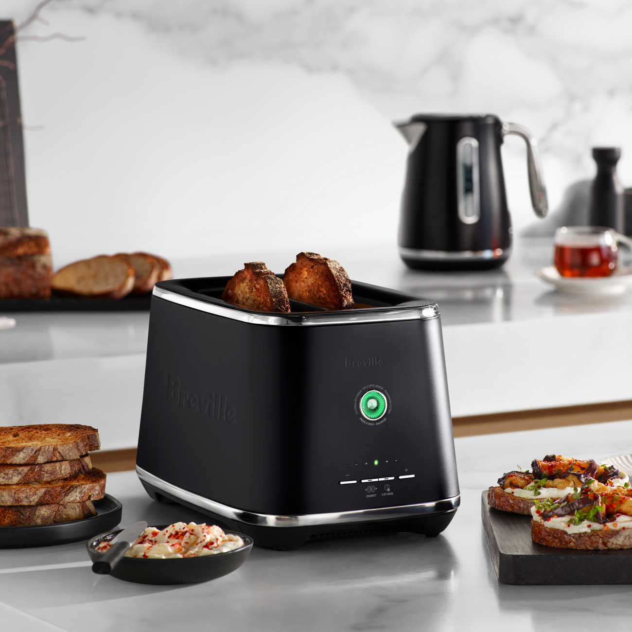 Lifestyle image of the Eye Q™ Auto 2 Slice in colour Black Truffle