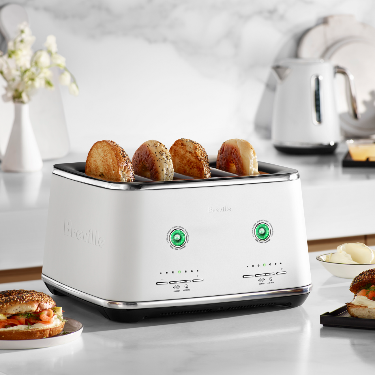 Lifestyle image of the Eye Q™ Auto 4 Slice in colour Sea Salt