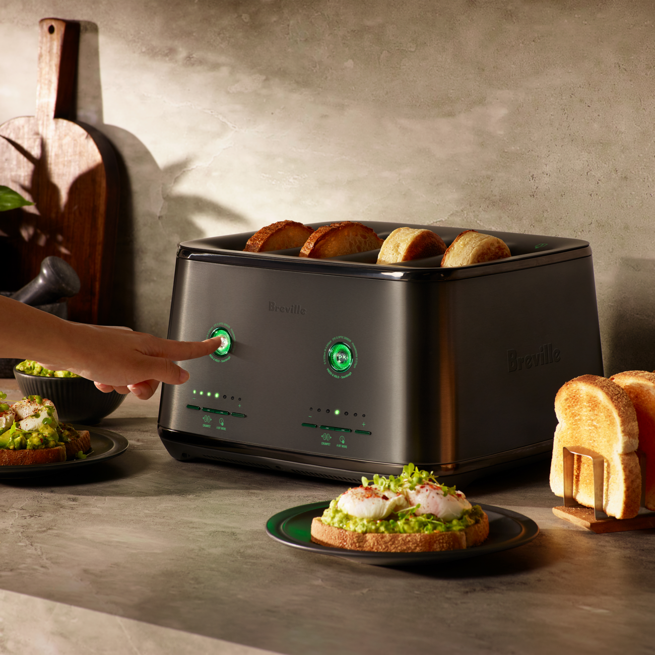 Lifestyle image of the Eye Q™ Auto 4 Slice in colour Noir Launch Edition