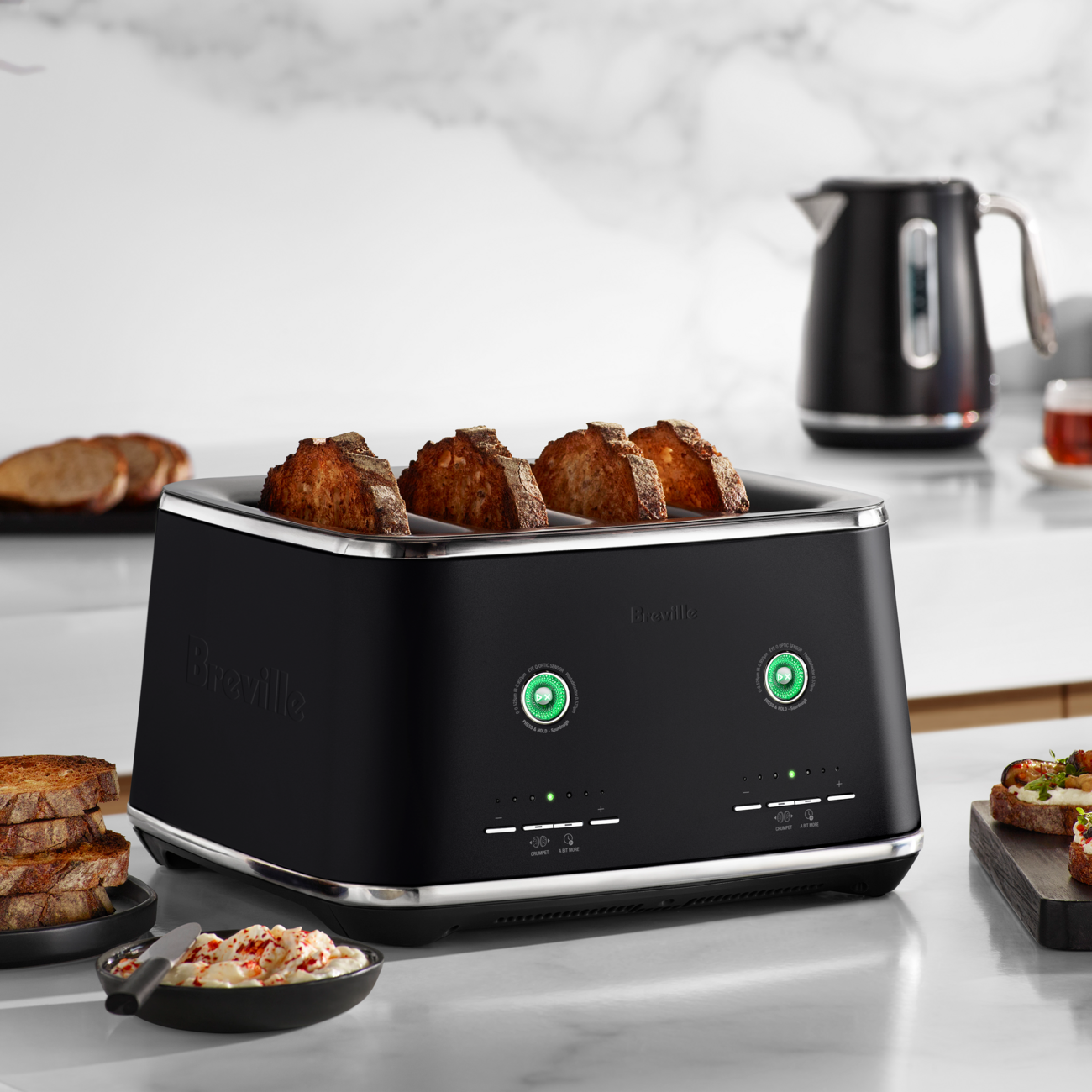 Lifestyle image of the Eye Q™ Auto 4 Slice in colour Black Truffle